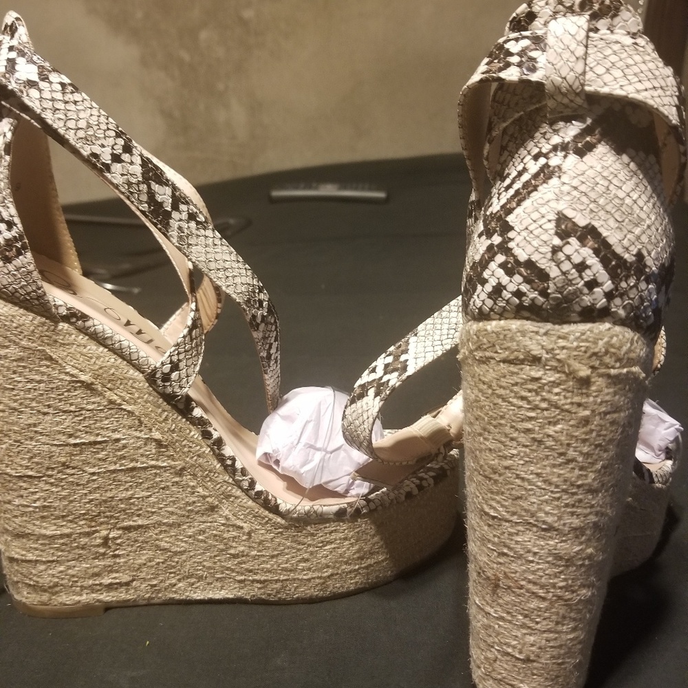 Faux snake skin wedges - Picture 3 of 3
